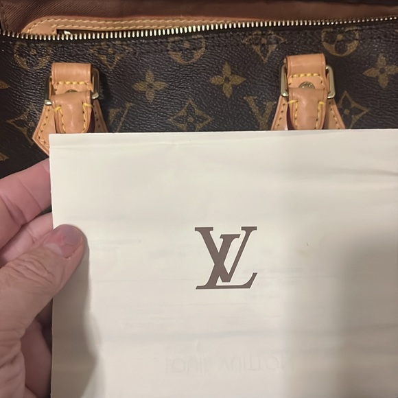Selling a Louis Vuitton, two of them. - Picture 13 of 16